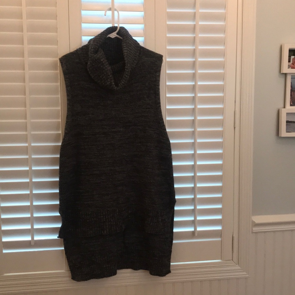 Sleeveless tunic with cowlneck